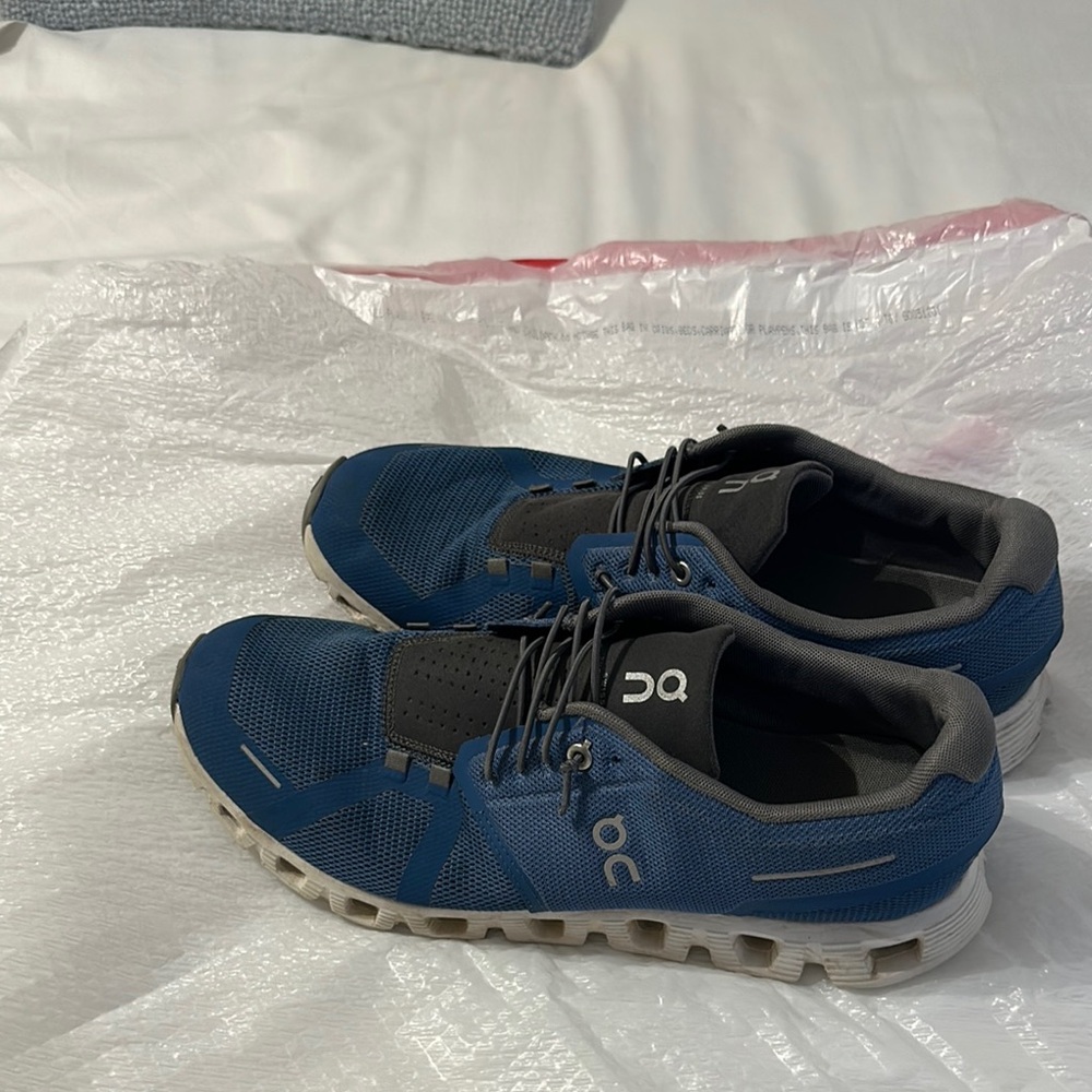 On Running Blue and Gray Athletic Shoes Sleek Design